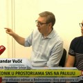 Vučić iz SNS na Paliluli: Vidim nema stakla, na blizinu ne vidim. Posekao sam se, dobro je da ste sve očistili