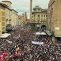 Haos u Italiji - hiljade ljudi na ulicama, ništa se ne vidi od dima: 60 policajaca povređeno,škole zatvorene,saobraćaj…