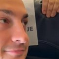Video Desingerice i starije žene iz aviona će vas naterati da ceo dan plačete od smehe! On je sam sve snimio
