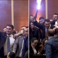 "Nema mesta za lopove!" Haos u albanskom parlamentu, poslanici se tukli sa policijom, palili i baklje