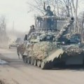Neobičan prizor na frontu: Ukrajinci ostali bez reči, “novi oklop” ruskog tenka, da li je efikasan? (video)