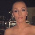 Anabela stegla grudi, a tračice preko zadnjice: Pevačica podiže temperaturu u uskom, snima se iz svih uglova (video)