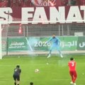 Najluđi penal ikada?! Topovski udari i vatromet padali pored golmana, sudija dozvolio izvođenje jedanaesterca!