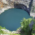 Crveno jezero u komšiluku u koje još uvek niko nije uspeo da ubaci kamen: Mesto koje izgleda kao sa druge planete
