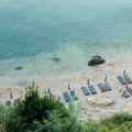 Na ovoj plaži u Ulcinju muškarcima je zabranjen ulaz: Na ulazu stoji obezbeđenje, za žene je zbog jednog vrlo zdrava