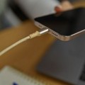Da li je bezbedno puniti telefon punjačem od laptopa? Evo šta treba da znate