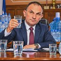 Godina od Salapurinog „Zrenjanin nema problem sa vodom“: Voda skuplja 339 odsto, česme presušuju, građani kupuju flaširanu…