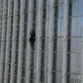 Hteo da se popne i skoči padobranom sa nebodera u Seulu, uhapšen kad je došao do 72. sprata