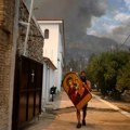 Ovako vernici brane Manastir Svete Petke: Vatra preti da proguta pravoslavnu svetinju