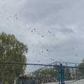 Đaci iz „Ribnikara“ pustili bele balone u znak sećanja na poginule drugare i čuvara (FOTO)