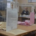 Ujedinjeni protiv nasilja: Koverte i spiskovi u automobilu pored biračkih mesta (VIDEO)