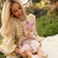 Evo kako izgleda ćerka Paris Hilton koju je mesecima krila od javnosti Ovo joj je drugo dete koje je dobila uz pomoć surogat…