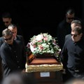 Potresni govor ledi krv u žilama Sveštenik uputio dirljive reči na sahrani Bojane Janković, svima krenule suze