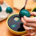 Ofarbali ste jaja, ali ne možete da skinete boju sa prstiju? Očistite ruke za minut pomoću ova dva trika!