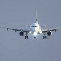 Узнемирујуће: Авион пун људи био приморан да слети, путници у страху јер се на летелици запалио мотор (видео)