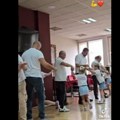Najemotivniji ples ikada u Srbiji: Očevi predškolaca iz Kraljeva oduševili i rasplakali sve svojim nastupom: "Ima li šta…