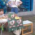 Dečak iz Beograda prodaje limunadu, mafine, igračke i skuplja novac za bolesnu majku