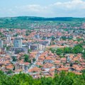 „Da slučajno voda ne prodre do korena”: U Prokuplju stabla i asfalt idu jedno sa drugim, a ljudima se plače od onoga što…