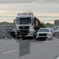 Lančani sudar, kolona duga 8 kilometara: Ima povređenih u teškom udesu kamiona i pet automobila (video)