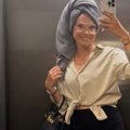 (Foto): Srpska glumica (34) sa mokrom kosom i peškirom na glavi krenula na snimanje: Vezala košulju, obukla minić, pa opalila…
