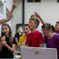 Ana Stanić pevala karaoke s decom sa invaliditetom: Divna akcija Fondacije Heroji Beogradskog maratona