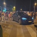 (VIDEO) Vozač BMW-a se zaleteo u blokadu i oborio biciklistu, policija ga privela