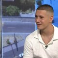 Tinejdžer Vasilije prodaje paradajz na pijaci i postao zvezda: Ustaje u zoru, sam bere robu i dostavlja je po Beogradu