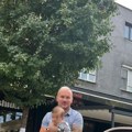 (Video) Tata peva sinu, mali konstantin trlja okice: Prvi susret Munjeza sa naslednikom: "Plašio sam se da neću imati osećaj…