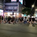 Protest u Novom Sadu ispred Rektorata, skupovi ispred policijskih stanica u više gradova