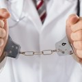 Srbin (27) divljao, pa udario policajca! Haos u Kotoru, policija privela osumnjičenog