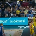 (VIDEO) Navijač provocirao Markanena, pa se srušio sa tribine