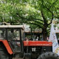 FOTO: Poljoprivrednici parkirali traktore ispred novosadskog suda na skupu podrške uhapšenim kolegama