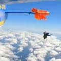 (Video) Snimak koji ledi krv u žilama: Padobranac se zaglavio na 4.600 metara visine, noge mu udarale u avion, padobran se…