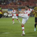 VIDEO Bivši kapiten Zvezde doživeo žestok udarac u glavu, ostao da leži nepomično na travi