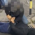 Lopov harao po beogradskim zlatarama Pretio radnici na kiosku, pa dva dana zaredom krao zlato u tržnim centrima!