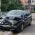 Prednji deo automobila potpuno uništen: Udes u Nišu, vatrogasci alarmirani zbog dima (foto)