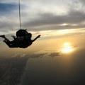 Oborila svetski rekord: U 104. godini skočila padobranom