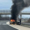 (Foto) buktinja i crni dim: Gori vozilo na auto-putu, nastala velika šteta