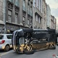 Prevrnuo se automobil u Vlajkovićevoj: Ulica u centru Beograda blokirana FOTO