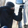 Podmukla kradja u Kragujevcu: Baki i deka podigli kredit pa ih lopov oladio za pare.