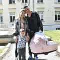 (Video) "veliki je borac, rodila se mesec dana ranije": Danijela Karić sa ćerkicom izašla iz porodilišta: "Imala sam strah"