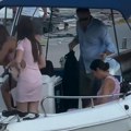 (Paparaco): Sergej Ćetković se sa ženom i ćerkom otisnuo na more - njih dve uparile odeću, u Herceg Novom uživaju kao…