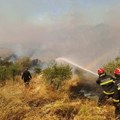 Veliki Požar nedaleko od bora: Vetar raspiruje vatru, plamen ugrozio domaćinstvo - vatrogasci se bore sa stihijom