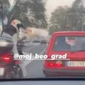 "Što ne lupaš tako po: Poršeu?" Motociklista nasrnuo na vozača "juga" u centru Beograda, kamere sve snimile (video)