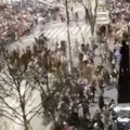 Šta je dovelo do "stampeda" na protestu? Studenti FON-a: Zvučni top, MUP: Nismo mi pendrek koristili