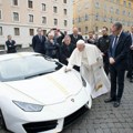 Papa dobio na poklon zver od 950.000$, a nije je ni provozao: Blagoslovio, potpisao, pa uradio nešto neočekivano (Foto)