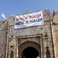 Transparent "Bolje ćaci, nego naci" postavljen pa sklonjen sa Niške tvrđave