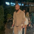 (Video) Predrag Rajković na štakama: Prvi put u javnosti nakon operacije, njegova žena Ana u miniću: Krenuli u noćni provod…
