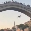 Strašne scene! Turista skočio sa mosta u Mostaru, ljudi ga pretukli (video)