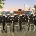 Jake policijske snage na početku Bulevara, kod Ustavnog suda